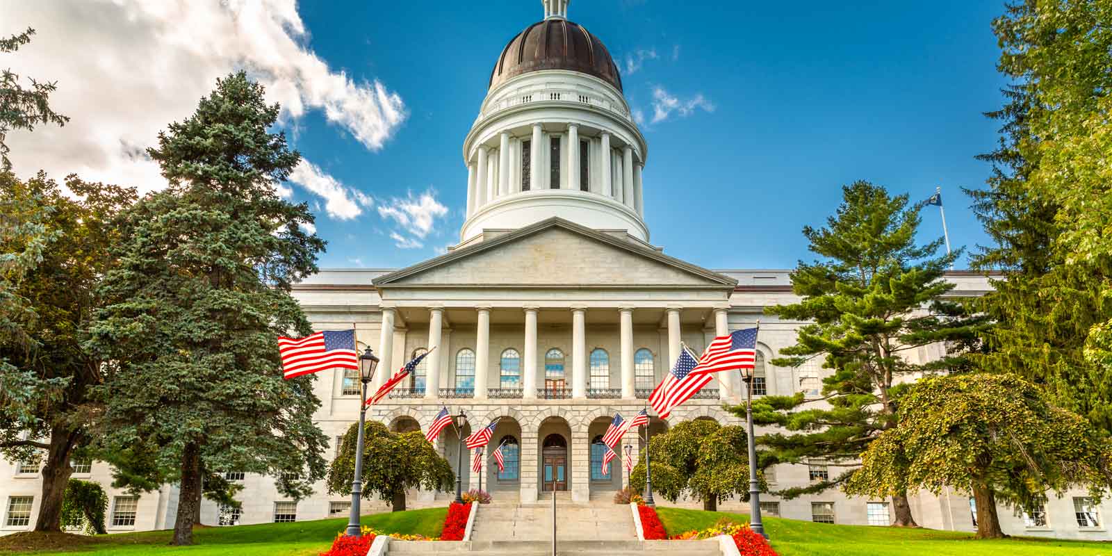 a front view of the Maine state capitol building